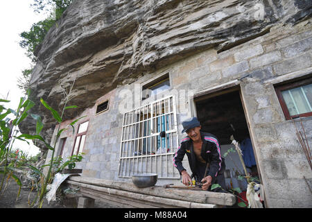 Guiyan, Guiyan, Cina. 16 Mar, 2018. Guiyang, CINA-Peng Xingxiang, un 60-anno-vecchio uomo, vive da solo in una grotta sulla rupe per dieci anni di Guiyang, nel sud-ovest della Cina di Guizhou. Credito: SIPA Asia/ZUMA filo/Alamy Live News Foto Stock