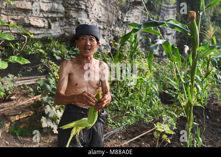 Guiyan, Guiyan, Cina. 16 Mar, 2018. Guiyang, CINA-Peng Xingxiang, un 60-anno-vecchio uomo, vive da solo in una grotta sulla rupe per dieci anni di Guiyang, nel sud-ovest della Cina di Guizhou. Credito: SIPA Asia/ZUMA filo/Alamy Live News Foto Stock