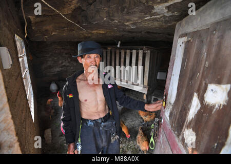 Guiyan, Guiyan, Cina. 16 Mar, 2018. Guiyang, CINA-Peng Xingxiang, un 60-anno-vecchio uomo, vive da solo in una grotta sulla rupe per dieci anni di Guiyang, nel sud-ovest della Cina di Guizhou. Credito: SIPA Asia/ZUMA filo/Alamy Live News Foto Stock