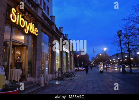 13 marzo 2018, Germania Berlino: la parte anteriore del Cafe Sibylle. Berlino est Cafe Sibylle su Karl-Marx-Allee può chiudere a fine marzo. Foto: Britta Pedersen/dpa-Zentralbild/ZB Foto Stock