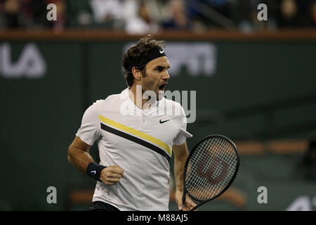 Indian Wells, California, Stati Uniti d'America. Il 15 marzo, 2018. Tommy Haas lascia la corte con Roger Federer dopo che annuncia ufficialmente il suo ritiro in occasione di una cerimonia che si terrà dopo il Roger Federer quarterfnal match contro Hyeon Chung nel corso del BNP Paribas Open a Indian Wells Tennis Garden il 15 marzo 2018 in Indian Wells, California. Persone: Roger Federer Credito: tempeste Media Group/Alamy Live News Foto Stock