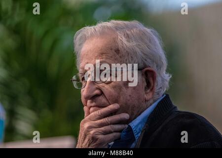 Massachusetts Institute of Technology, USA. Il 15 marzo, 2018. Noam Chomsky, offerto alla conferenza intitolata Gangter capitalismo e cross-border resistenze, organizzata da Colegio Sonora presso il Centro de las Artes.Chomsky filosofo e scienziato politico e attivista americana, professore emerito di linguistica al Massachusetts Institute of Technology (MIT) e uno dei più eminenti figure della linguistica del XX secolo. Credito: NortePhoto.com/Alamy Live News Foto Stock