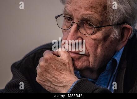 Massachusetts Institute of Technology, USA. Il 15 marzo, 2018. Noam Chomsky, offerto alla conferenza intitolata Gangter capitalismo e cross-border resistenze, organizzata da Colegio Sonora presso il Centro de las Artes.Chomsky filosofo e scienziato politico e attivista americana, professore emerito di linguistica al Massachusetts Institute of Technology (MIT) e uno dei più eminenti figure della linguistica del XX secolo. Credito: NortePhoto.com/Alamy Live News Foto Stock