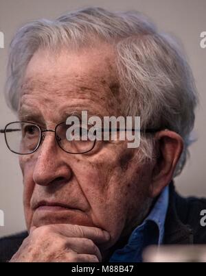 Massachusetts Institute of Technology, USA. Il 15 marzo, 2018. Noam Chomsky, offerto alla conferenza intitolata Gangter capitalismo e cross-border resistenze, organizzata da Colegio Sonora presso il Centro de las Artes.Chomsky filosofo e scienziato politico e attivista americana, professore emerito di linguistica al Massachusetts Institute of Technology (MIT) e uno dei più eminenti figure della linguistica del XX secolo. Credito: NortePhoto.com/Alamy Live News Foto Stock