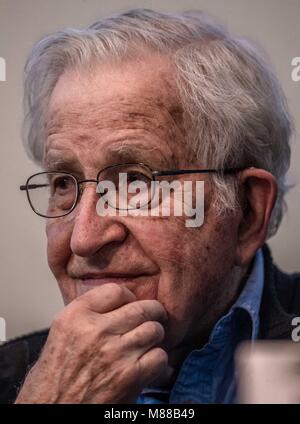 Massachusetts Institute of Technology, USA. Il 15 marzo, 2018. Noam Chomsky, offerto alla conferenza intitolata Gangter capitalismo e cross-border resistenze, organizzata da Colegio Sonora presso il Centro de las Artes.Chomsky filosofo e scienziato politico e attivista americana, professore emerito di linguistica al Massachusetts Institute of Technology (MIT) e uno dei più eminenti figure della linguistica del XX secolo. Credito: NortePhoto.com/Alamy Live News Foto Stock
