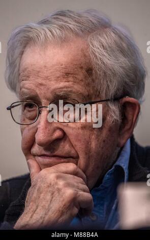 Massachusetts Institute of Technology, USA. Il 15 marzo, 2018. Noam Chomsky, offerto alla conferenza intitolata Gangter capitalismo e cross-border resistenze, organizzata da Colegio Sonora presso il Centro de las Artes.Chomsky filosofo e scienziato politico e attivista americana, professore emerito di linguistica al Massachusetts Institute of Technology (MIT) e uno dei più eminenti figure della linguistica del XX secolo. Credito: NortePhoto.com/Alamy Live News Foto Stock