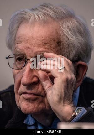 Massachusetts Institute of Technology, USA. Il 15 marzo, 2018. Noam Chomsky, offerto alla conferenza intitolata Gangter capitalismo e cross-border resistenze, organizzata da Colegio Sonora presso il Centro de las Artes.Chomsky filosofo e scienziato politico e attivista americana, professore emerito di linguistica al Massachusetts Institute of Technology (MIT) e uno dei più eminenti figure della linguistica del XX secolo. Credito: NortePhoto.com/Alamy Live News Foto Stock