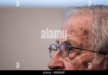 Massachusetts Institute of Technology, USA. Il 15 marzo, 2018. Noam Chomsky, offerto alla conferenza intitolata Gangter capitalismo e cross-border resistenze, organizzata da Colegio Sonora presso il Centro de las Artes.Chomsky filosofo e scienziato politico e attivista americana, professore emerito di linguistica al Massachusetts Institute of Technology (MIT) e uno dei più eminenti figure della linguistica del XX secolo. Credito: NortePhoto.com/Alamy Live News Foto Stock