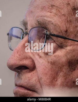 Massachusetts Institute of Technology, USA. Il 15 marzo, 2018. Noam Chomsky, offerto alla conferenza intitolata Gangter capitalismo e cross-border resistenze, organizzata da Colegio Sonora presso il Centro de las Artes.Chomsky filosofo e scienziato politico e attivista americana, professore emerito di linguistica al Massachusetts Institute of Technology (MIT) e uno dei più eminenti figure della linguistica del XX secolo. Credito: NortePhoto.com/Alamy Live News Foto Stock