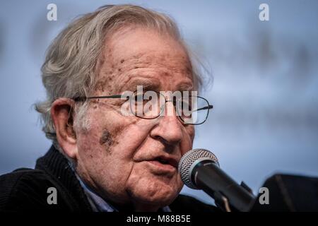 Massachusetts Institute of Technology, USA. Il 15 marzo, 2018. Noam Chomsky, offerto alla conferenza intitolata Gangter capitalismo e cross-border resistenze, organizzata da Colegio Sonora presso il Centro de las Artes.Chomsky filosofo e scienziato politico e attivista americana, professore emerito di linguistica al Massachusetts Institute of Technology (MIT) e uno dei più eminenti figure della linguistica del XX secolo. Credito: NortePhoto.com/Alamy Live News Foto Stock