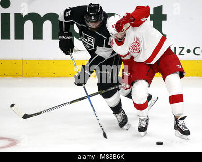 Los Angeles, California, USA. Xv Mar, 2018. Los Angeles Kings defenceman JAKE MUZZIN (6) Sistema vies con ali rosse di Detroit in avanti Darren HELM (43) durante il 2017-2018 NHL Hockey gioco in Los Angeles. Credito: Ringo Chiu/ZUMA filo/Alamy Live News Foto Stock