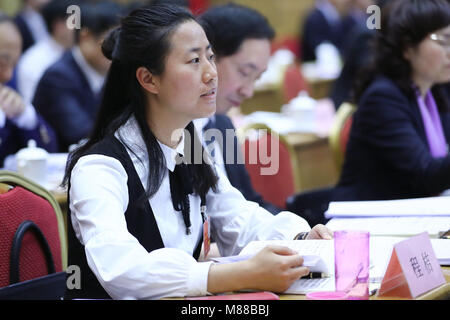 (180316) -- Pechino, 16 marzo 2018 (Xinhua) -- Cheng Ju, un neo-eletto deputato al XIII Congresso nazionale del popolo (ANP), partecipa a un panel di discussione a Pechino Capitale della Cina, 12 marzo 2018. Cheng Ju, nato nel 1990, proviene da Dashi villaggio della contea di Chongyang nella città di Xianning, centrale cinese della provincia di Hubei. In 2014, lei ha dato fino ad alta lavoro a pagamento nel sud della Cina di Guangzhou e restituito alla sua città natale per lavorare come un villaggio segretario di partito. Cheng è di nuovo lavoro ha dovuto confrontarsi con sfide come il dashi in villaggio era una volta ampiamente noto indigenza village. Negli ultimi tre anni, Foto Stock