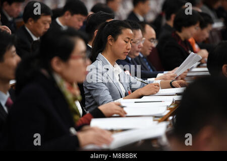 (180316) -- Pechino, 16 marzo 2018 (Xinhua) -- Cheng Ju, un neo-eletto deputato al XIII Congresso nazionale del popolo (ANP), partecipa alla seconda riunione plenaria della prima sessione del XIII NPC a Pechino, capitale della Cina, 9 marzo 2018. Cheng Ju, nato nel 1990, proviene da Dashi villaggio della contea di Chongyang nella città di Xianning, centrale cinese della provincia di Hubei. In 2014, lei ha dato fino ad alta lavoro a pagamento nel sud della Cina di Guangzhou e restituito alla sua città natale per lavorare come un villaggio segretario di partito. Cheng è di nuovo lavoro ha dovuto confrontarsi con sfide come il dashi in villaggio era una volta ampiamente conosciuto la povertà- Foto Stock