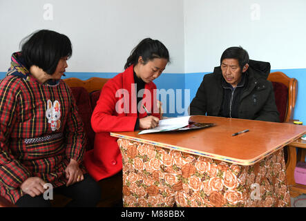 (180316) -- Pechino, 16 marzo 2018 (Xinhua) -- Cheng Ju (C) Visite di un abitante della casa presso il dashi in villaggio della contea di Chongyang nella città di Xianning, centrale cinese della provincia di Hubei, 11 febbraio, 2018. Cheng Ju, nato nel 1990, proviene da Dashi villaggio della contea di Chongyang nella città di Xianning, centrale cinese della provincia di Hubei. In 2014, lei ha dato fino ad alta lavoro a pagamento nel sud della Cina di Guangzhou e restituito alla sua città natale per lavorare come un villaggio segretario di partito. Cheng è di nuovo lavoro ha dovuto confrontarsi con sfide come il dashi in villaggio era una volta ampiamente noto indigenza village. Negli ultimi tre anni ha portato la Foto Stock