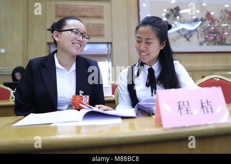 (180316) -- Pechino, 16 marzo 2018 (Xinhua) -- Cheng Ju (R), un neo-eletto deputato al XIII Congresso nazionale del popolo (ANP), colloqui con il vice Cheng Mengxing dopo un panel di discussione a Pechino Capitale della Cina, 12 marzo 2018. Cheng Mengxing e Cheng Ju hanno una esperienza simile di restituzione del Natale per iniziare la loro carriera. Cheng Ju, nato nel 1990, proviene da Dashi villaggio della contea di Chongyang nella città di Xianning, centrale cinese della provincia di Hubei. In 2014, lei ha dato fino ad alta lavoro a pagamento nel sud della Cina di Guangzhou e restituito alla sua città natale per lavorare come un villaggio segretario di partito. Cheng del ne Foto Stock