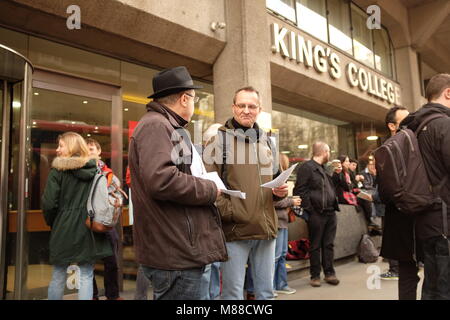 King's College di Londra, Regno Unito. 16 Mar, 2018. Sorprendente docenti universitari stand in un picchetto linea fuori King's College di Londra (KCL) per protestare contro i tagli al loro pensioni il 16 marzo, 2018 . I membri dei membri dell'Università e College di unione (UCU) sono state colpisce 57 università e college. Unione i funzionari hanno detto che essi possono continuare colpisce fino a luglio. Credito: Jon Rosenthal/Alamy Live News Foto Stock