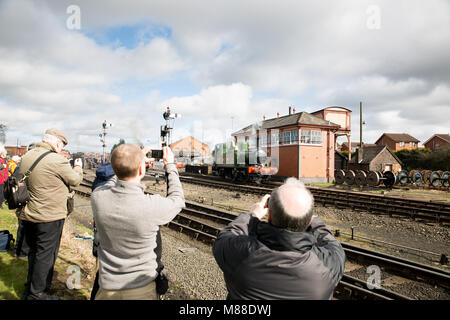 Kidderminster, Regno Unito. 16 marzo, 2018. Severn Valley Railway appassionati piace scattare foto e viaggiare sul patrimonio della linea ferroviaria che corre da Kidderminster per Bridgnorth, segnando l'inizio della Severn Valley Railway molla Gala di vapore. Con il sole in abbondanza, un sacco di persone sono indulgere nel loro trainspotting passione per questi magnifici UK locomotive a vapore. Credito: Lee Hudson/Alamy Live News Foto Stock