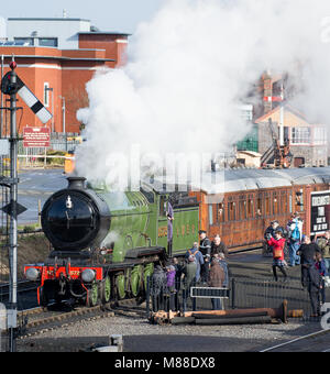 Kidderminster, Regno Unito. 16 marzo, 2018. Severn Valley appassionati delle ferrovie piace scattare foto e il viaggio sulla ferrovia a vapore la linea che corre da Kidderminster per Bridgnorth, segnando l'inizio della Severn Valley Railway molla Gala di vapore. Con il sole in abbondanza, un sacco di persone sono indulgere nella loro passione per il vintage, conserve, UK treni a vapore. Credito: Lee Hudson/Alamy Live News Foto Stock