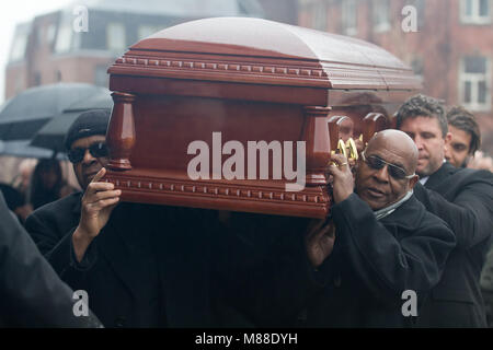 Liverpool, Regno Unito. 16 marzo 2018. Chris Amoo porta il suo fratello Eddy Amoo la bara al funerale della cosa reale cantante a Liverpool Metropolitan Cathedral. Credito: Ken Biggs/Alamy Live News. Foto Stock