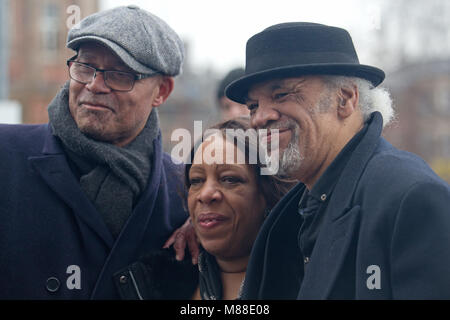 Liverpool, Regno Unito. 16 marzo 2018. Paolo barbiere il talento di attore solo da sciocchi e cavalli, Full Monty tra gli altri e Louis Emerick meglio conosciuto per la riproduzione di Mick Johnson in Brookside ai funerali di Eddy Amoo della cosa reale a Liverpool Metropolitan Cathedral. Credito: Ken Biggs/Alamy Live News. Foto Stock