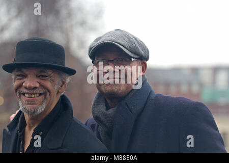 Liverpool, Regno Unito. 16 marzo 2018. Paolo barbiere il talento di attore solo da sciocchi e cavalli, Full Monty tra gli altri e Louis Emerick meglio conosciuto per la riproduzione di Mick Johnson in Brookside ai funerali di Eddy Amoo della cosa reale a Liverpool Metropolitan Cathedral. Credito: Ken Biggs/Alamy Live News. Foto Stock