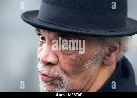 Liverpool, Regno Unito. 16 marzo 2018. Paolo barbiere il talento di attore solo da sciocchi e cavalli, Full Monty tra gli altri assiste al funerale di Eddy Amoo della cosa reale a Liverpool Metropolitan Cathedral. Credito: Ken Biggs/Alamy Live News. Foto Stock