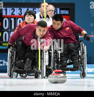 Pyeongchang, Corea del Sud. 16 Mar, 2018. Della Cina di Wang Haitao anteriore (L) compete durante il curling in carrozzella semifinale partita tra la Cina e il Canada al 2018 PyeongChang i Giochi Paraolimpici Invernali a PyeongChang, Corea del Sud, 16 marzo 2018. La Cina ha vinto la partita 4-3 e avanzate per la finale. Credito: Xia Yifang/Xinhua/Alamy Live News Foto Stock