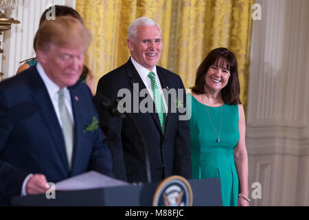 Washington, Stati Uniti d'America. Xv Mar, 2018. Il Vicepresidente degli Stati Uniti Mike Pence e seconda lady Karen Pence guardare come presidente degli Stati Uniti Trump parla durante il Shamrock Bowl presentazione presso la Casa Bianca di Washington, DC, Marzo 15th, 2018. Credito: Alex Edelman/Piscina via CNP - nessun filo SERVICE - Credit: Alex Edelman/consolidato/dpa/Alamy Live News Foto Stock