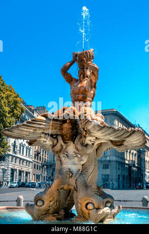 Bernini barocca fontana del Tritone con i delfini e le api sgorga un acqua sulla giornata soleggiata con cielo blu in Piazza Barberini a Roma Foto Stock