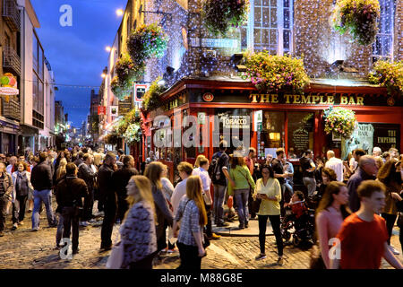 Notte occupato in Temple Bar di Dublino, Irlanda Foto Stock