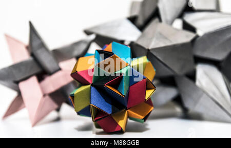 Carta Origami poliedro multicolore macro close up Foto Stock