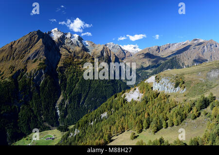 Tardo autunno al parco nazionale degli Alti Tauri con Grossvenediger, Kristallwand e Ochsenburg rising over Matrei in Osttirol, Tirolo orientale, Austria Foto Stock