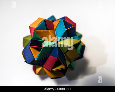 Carta Origami poliedro multicolore macro close up Foto Stock