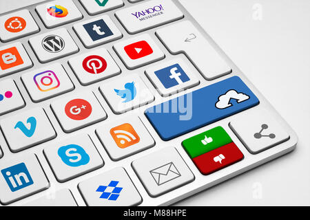 Tastiera concettuale con internet, comunicazione e social media company logotipi che illustra la contemporanea in tutto il mondo Connected Life. Foto Stock