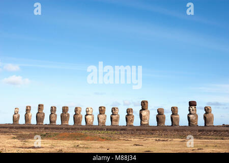 AHU Tongariki, la più grande ahu (piattaforma) dell'isola di Pasqua, con 15 moai restaurati negli anni '1990s dopo la caduta durante le guerre civili e lo tsunami. Rapa Nui, Cile Foto Stock