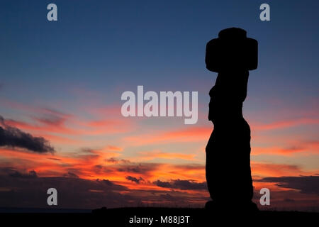 AHU Ko te Riku moai, parte del complesso cerimoniale di Tahai sull'Isola di Pasqua Foto Stock