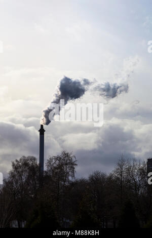 Fumo spesso provenienti da un camino industriale Foto Stock