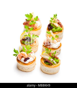 Vol-au-vent pasta sfoglia casi salata ripiena di Calamari e polpo Foto Stock