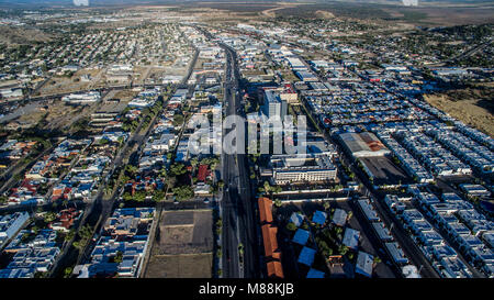 Vedute aeree di Kino Boulevard e case di Colonia Pitic, a Hermosillo, Sonora, Messico. Hermosillo skyline e la torre Foto Stock