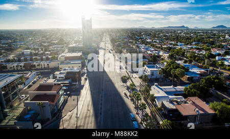 Vedute aeree di Kino Boulevard e case di Colonia Pitic, a Hermosillo, Sonora, Messico. Hermosillo skyline e la torre Foto Stock