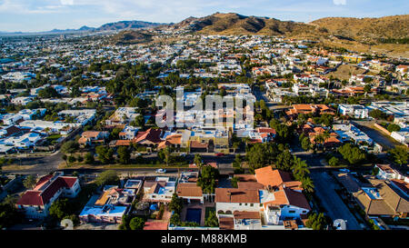 Vedute aeree di Kino Boulevard e case di Colonia Pitic, a Hermosillo, Sonora, Messico. Hermosillo skyline e la torre Foto Stock