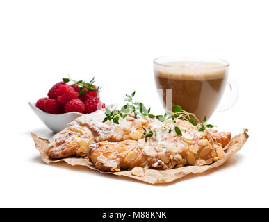 In casa freschi croissant alle mandorle con tazza di cappuccino isolato su bianco Foto Stock