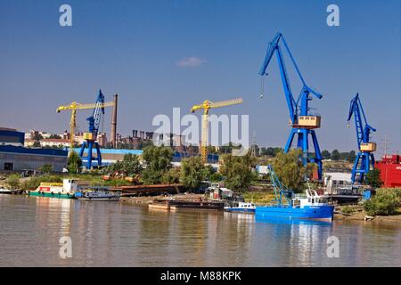 Gru e attività commerciale sulle rive del fiume Danubio TULCEA ROMANIA Foto Stock