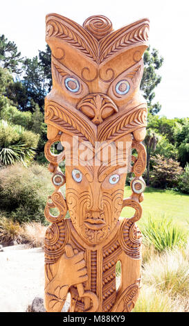 La Donaldson Pu Maori carving in giardino di Pegasus Bay cantina e ristorante, Waipara, North Canterbury, regione di Canterbury, Nuova Zelanda Foto Stock