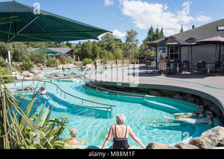 Hot rock pools all'Hanmer Springs Thermal Pool & Spa, Hanmer Springs, regione di Canterbury, Nuova Zelanda Foto Stock