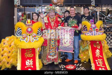 Kuan San codolo Dragon & Lion Dance Troupe, uno Raffles Place, Raffles Place, il cuore del centro citta', Zona Centrale, Singapore Island (Pulau Ujong), Singapore Foto Stock