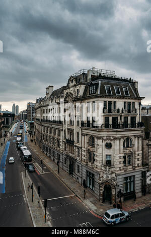 London, Regno Unito - 13 Marzo 2018: vista aerea di angolo di Southwark Bridge e la strada di Upper Thames Street nella città di Londra, Inghilterra, Regno Unito Foto Stock