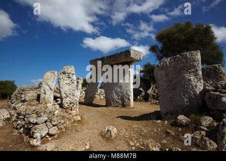 Il monolito megalitico di pietre in Talatí de Dalt insediamento, Minorca, Isole Baleari, Spagna Foto Stock