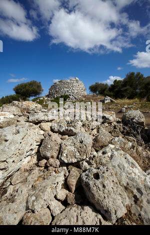 Il monolito megalitico di pietre in Talatí de Dalt insediamento, Minorca, Isole Baleari, Spagna Foto Stock