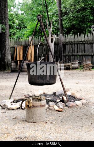 Ghisa pentola setup su un fuoco aperto. Jamestown Settlement, Virginia Foto Stock